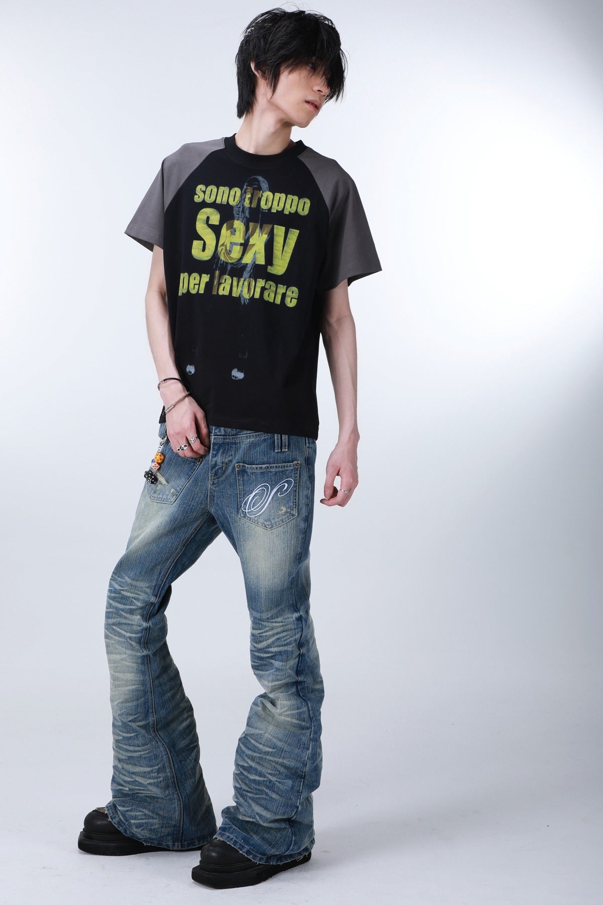 Wendbare Schlagjeans mit Taschen, Patchwork und Stickerei