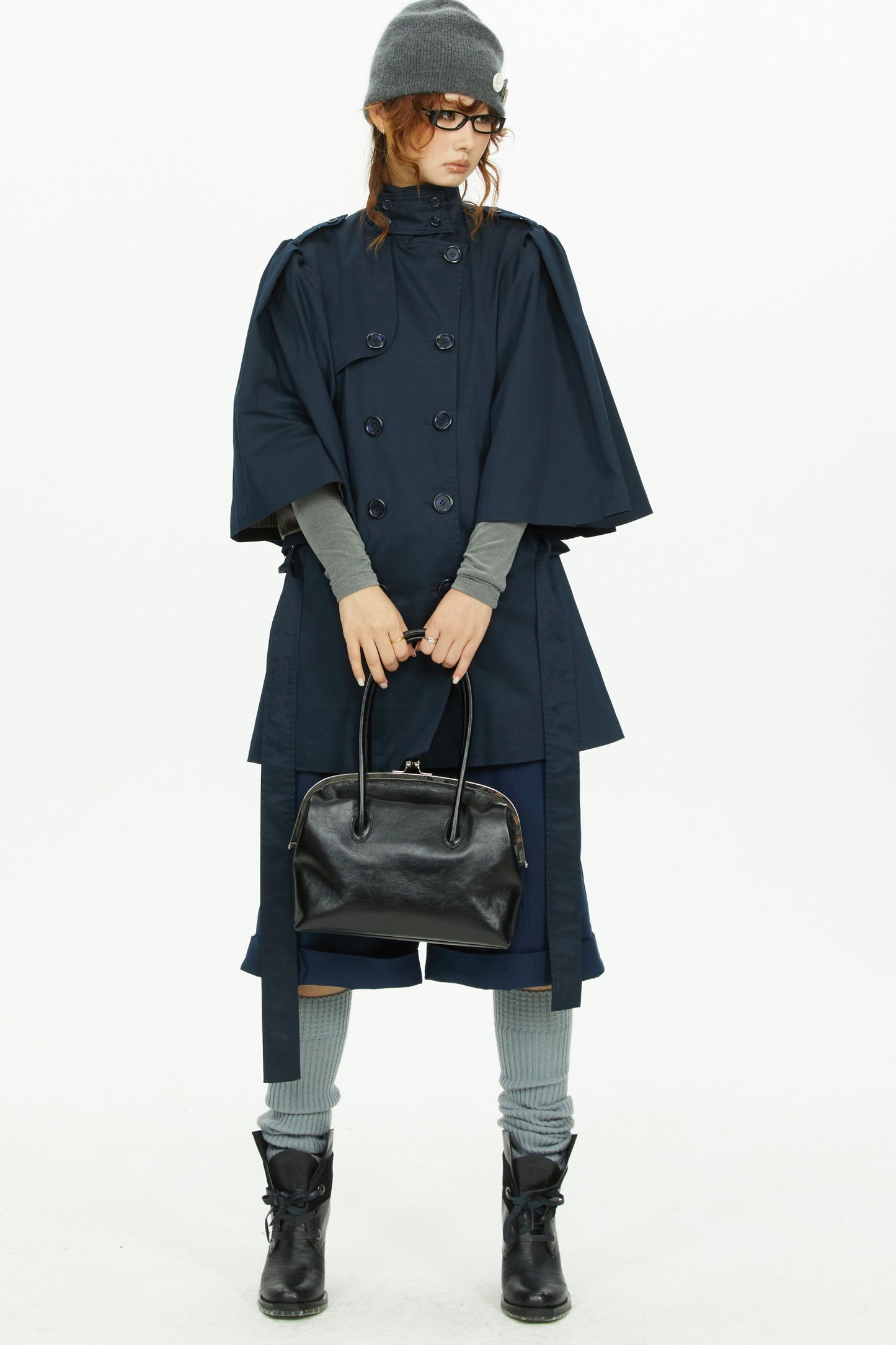 Marineblauer Trenchcoat mit Cape-Ärmeln und zweireihiger Knopfleiste