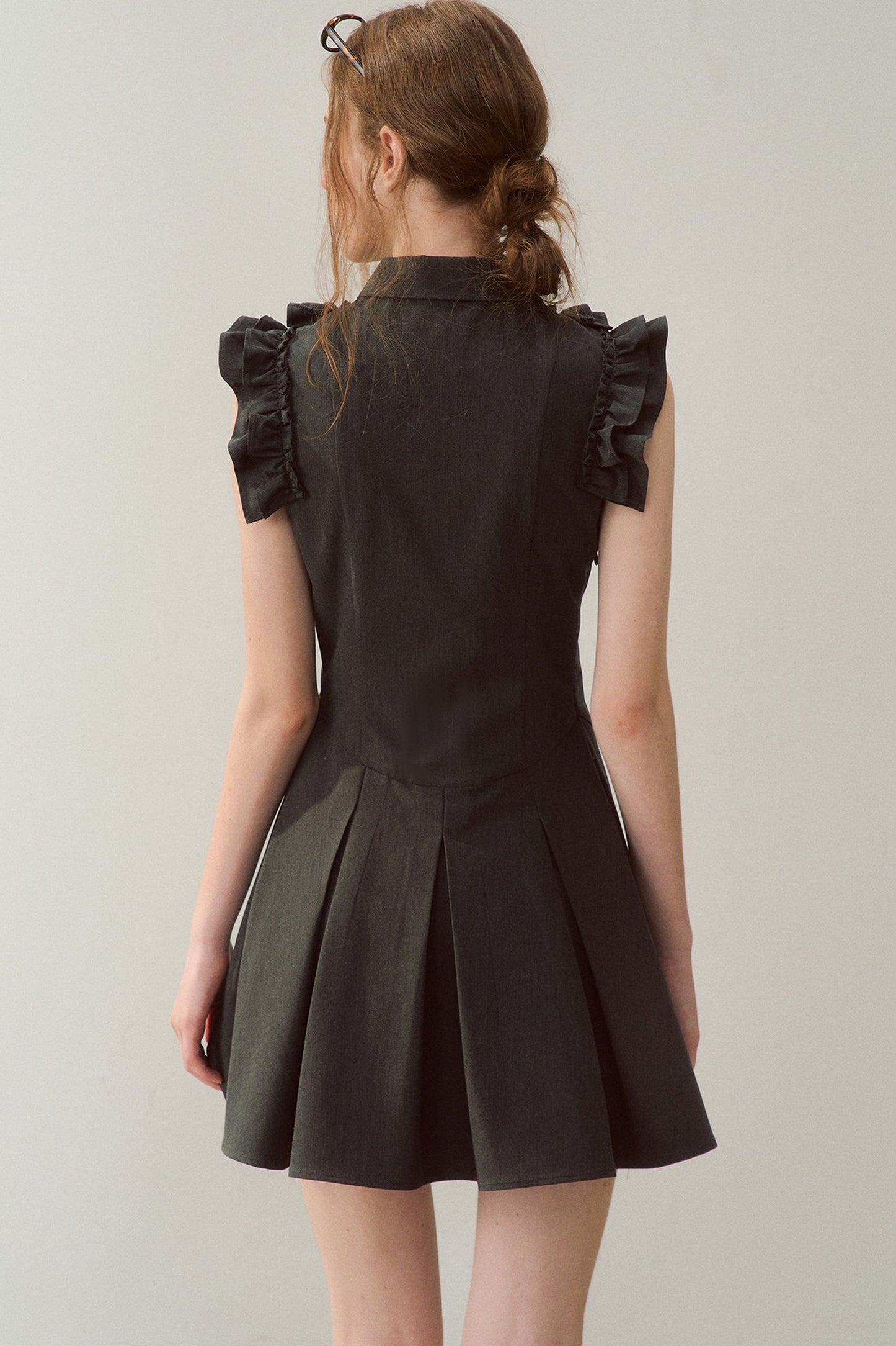 Robe rétro gris foncé à col à volants
