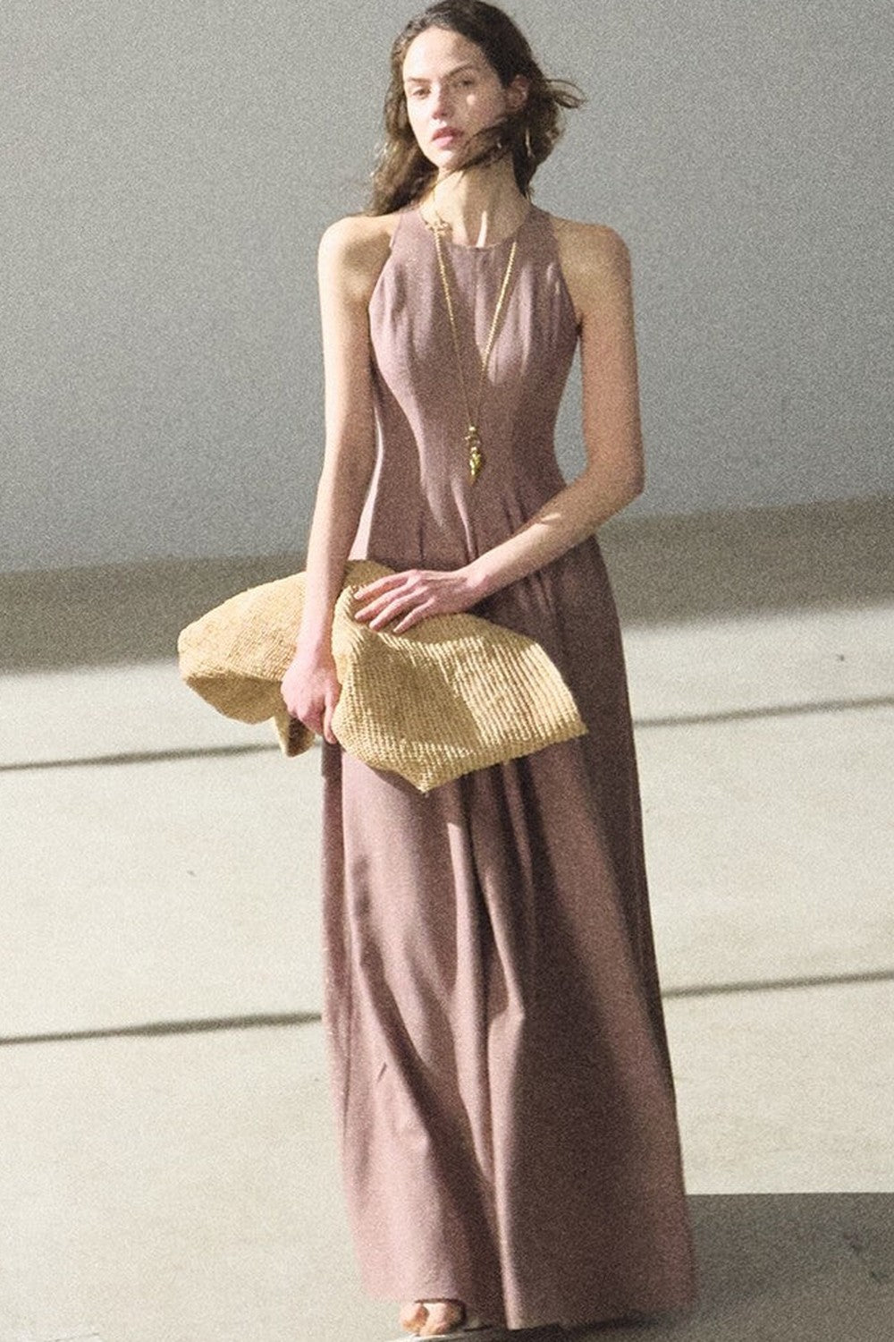 Kleid aus Goldseide und Leinen