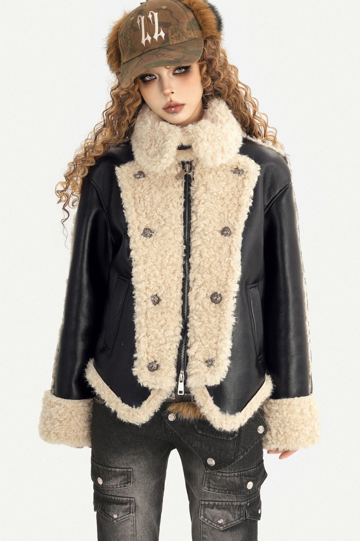 Giacca in pelle nera con bordo in pelliccia sintetica