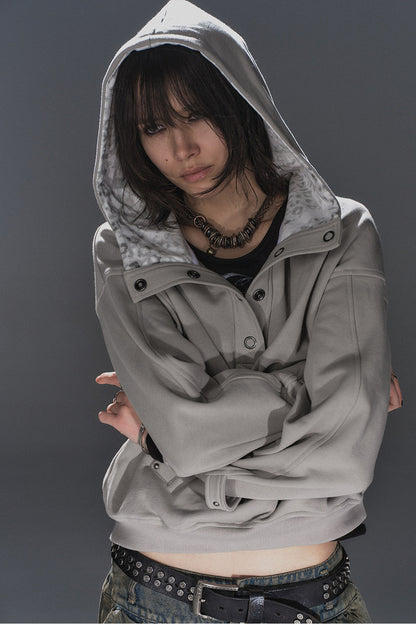 Sweatshirt à capuche imprimé léopard à demi-patte de boutonnage cloutée