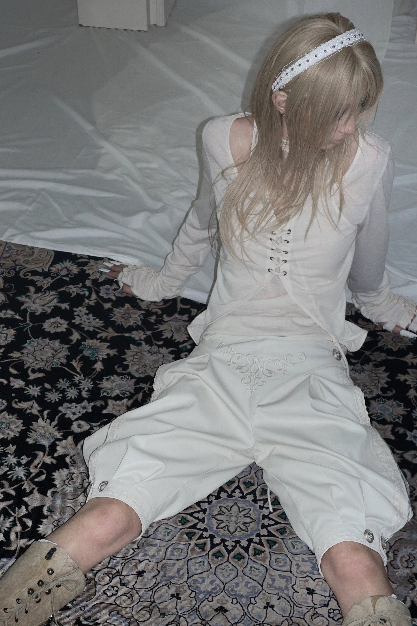Blusa ricamata con orlo irregolare