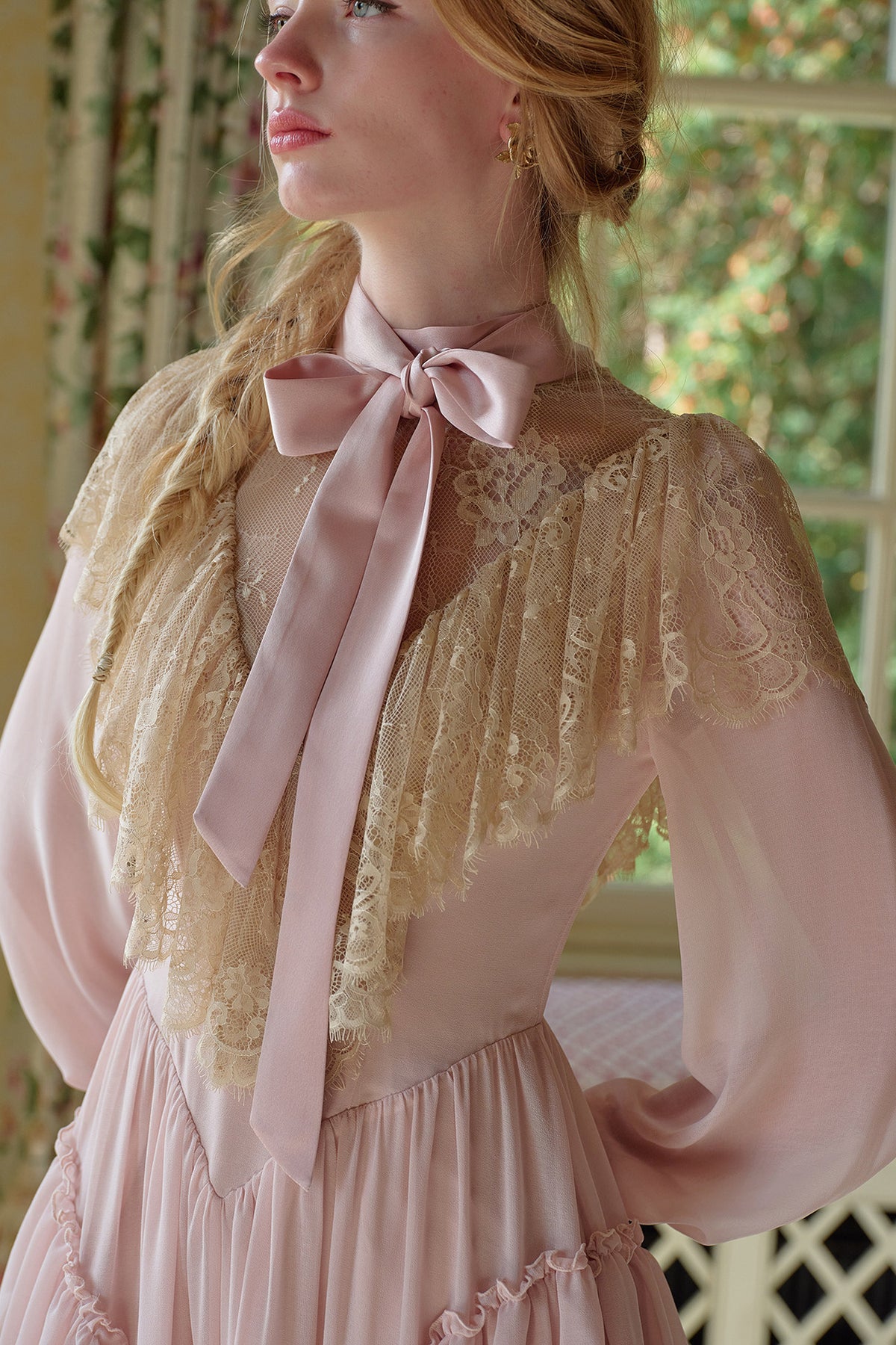 Kleid mit Spitze und Bindeschleife in Französischrosa