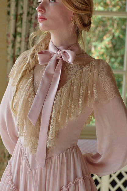 Kleid mit Spitze und Bindeschleife in Französischrosa