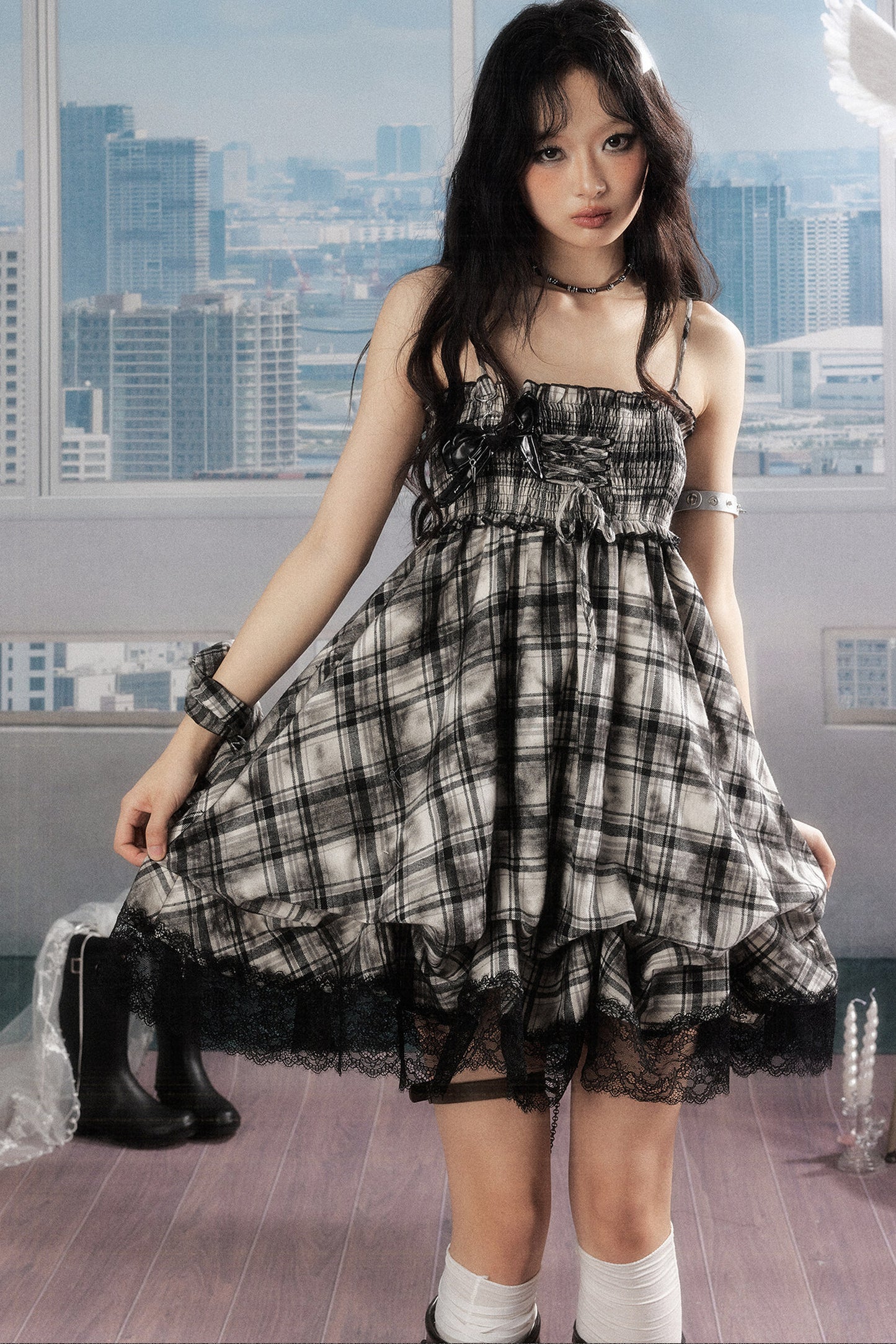 Kariertes Camisole-Kleid mit Spitzen-Patchwork