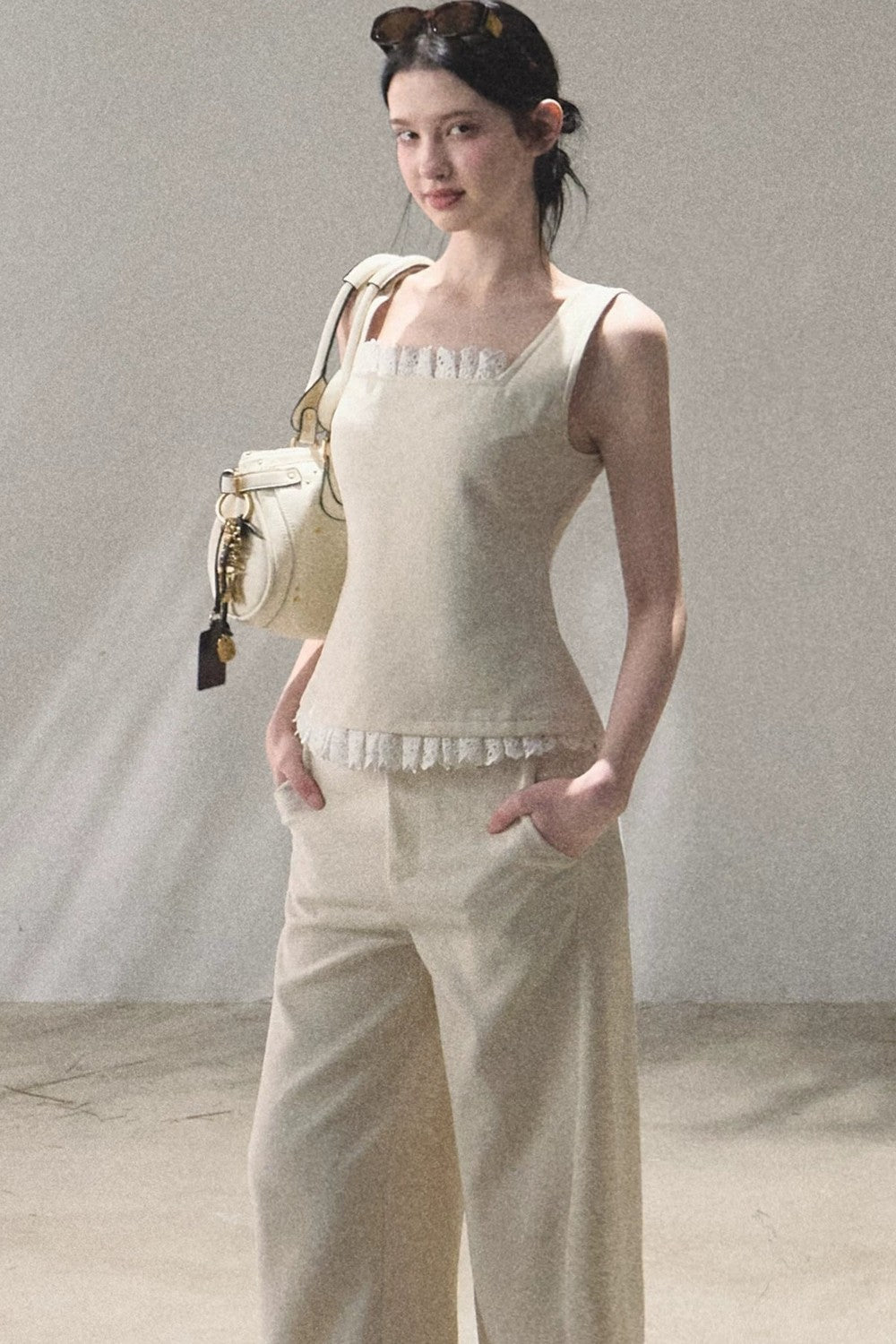 Set coordinato gilet e pantaloni in lino con inserti in pizzo