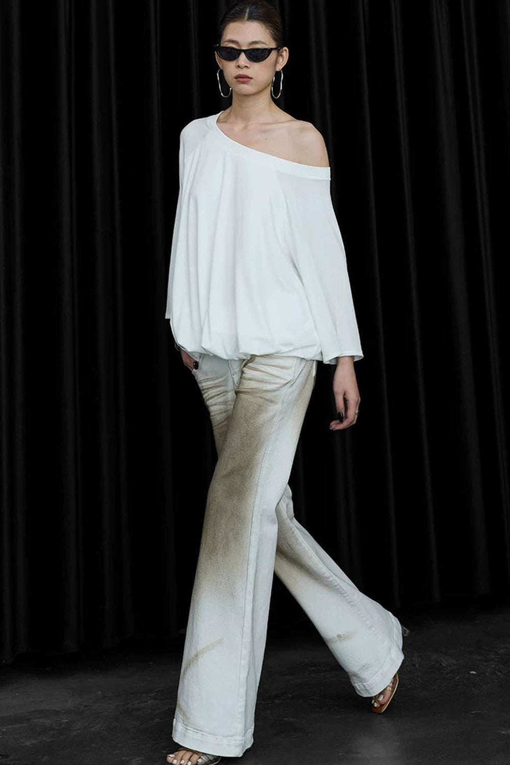 Blusa floreale con maniche a sbuffo e spalle scoperte