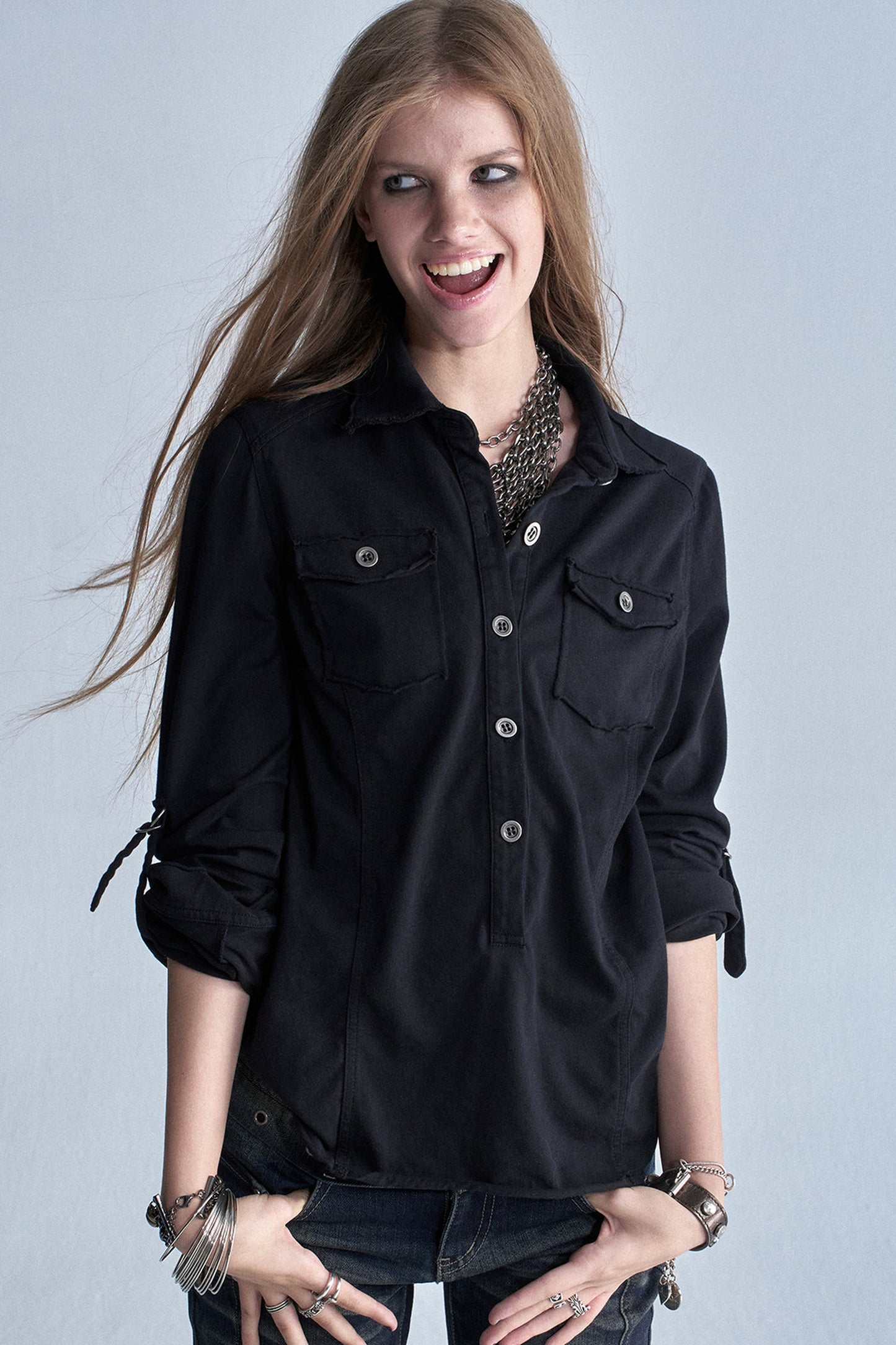 Zweifarbige Strickbluse mit offenen Kanten