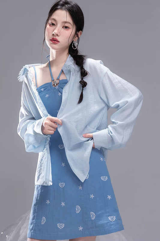 Sternennebelblaue Spitzenbluse mit Quasten