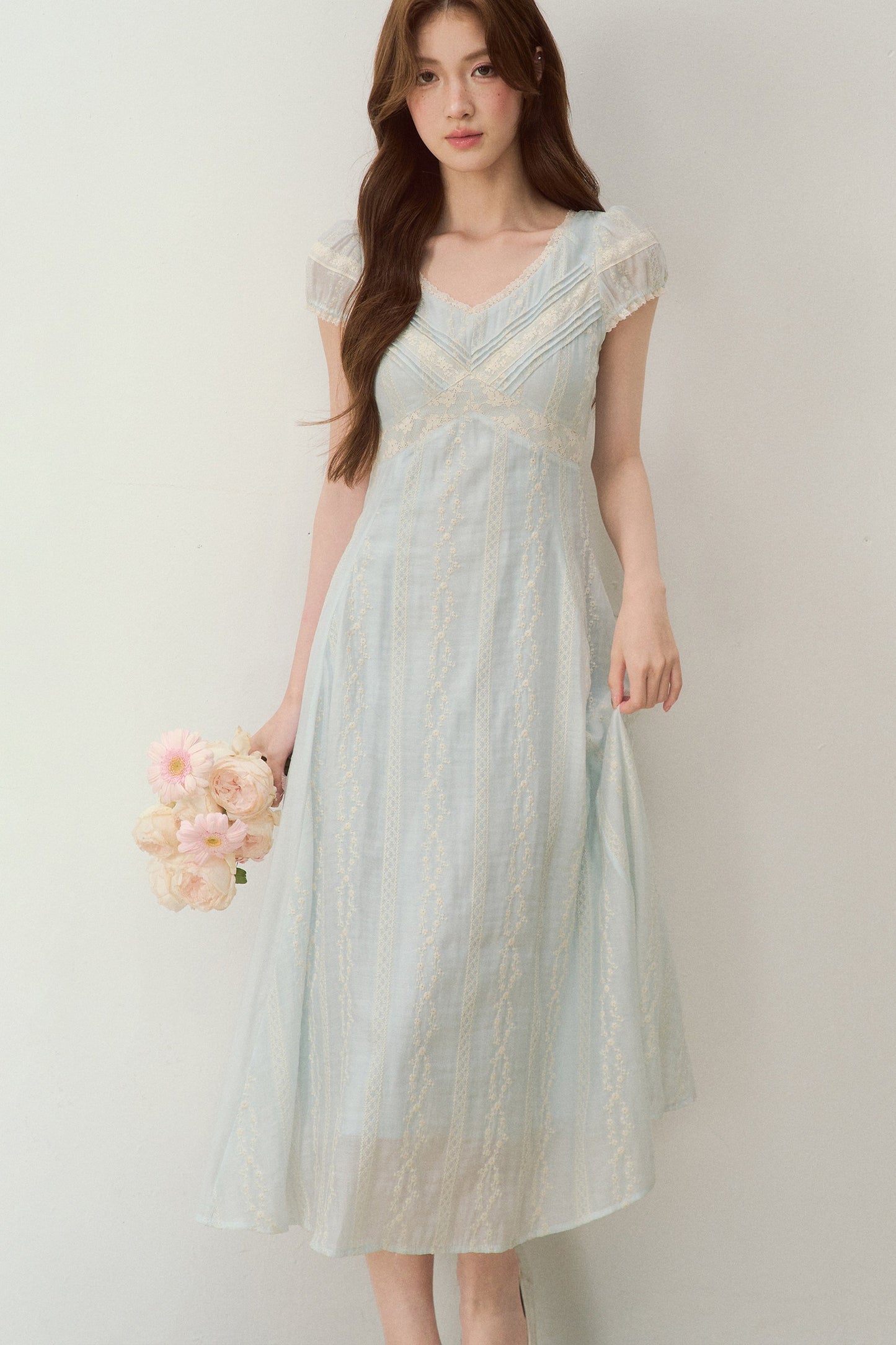 Robe brodée à col V bleu brume