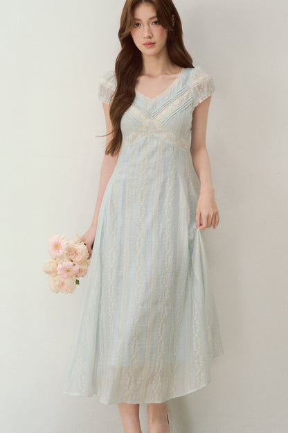 Robe brodée à col V bleu brume