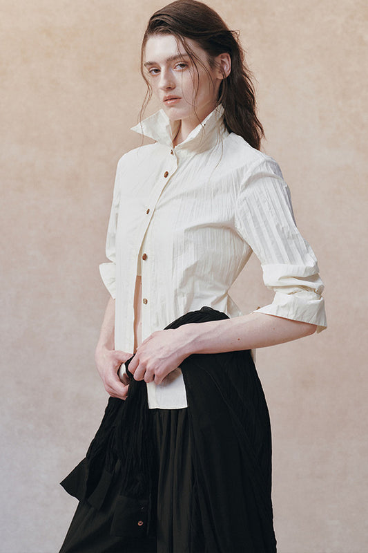 Completo camicia con colletto alla coreana plissettata 3D e gonna