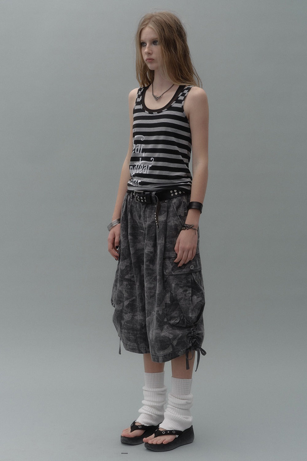 Pantaloni cropped mimetici multi-tasca
