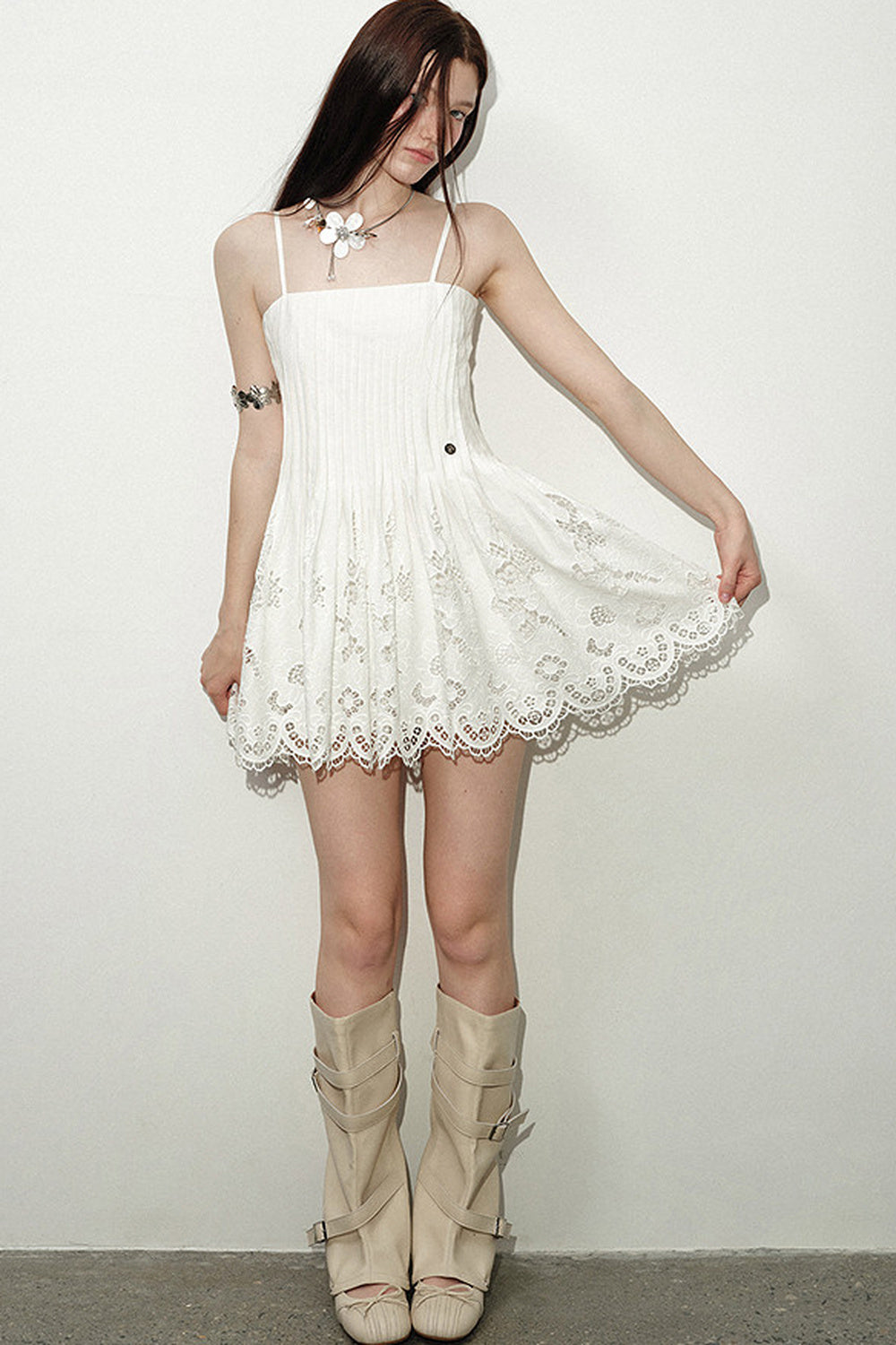 Weißes plissiertes Spitzenkleid