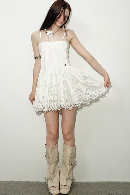 Weißes plissiertes Spitzenkleid