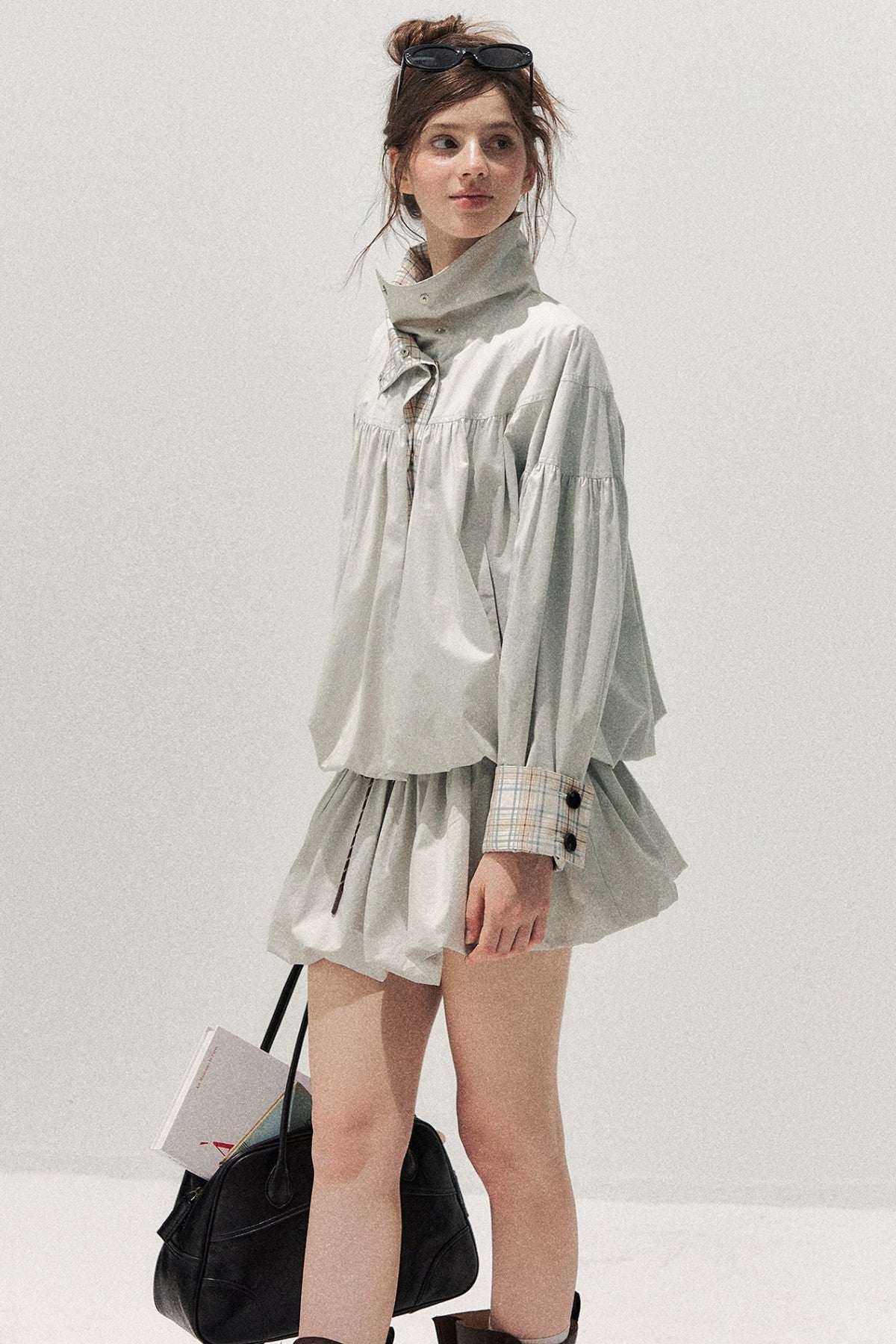 Set trench e gonna scozzese grigio-blu con bottoni decorativi