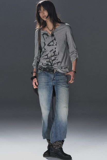 Jeans blu a vita bassa effetto consumato con borchie
