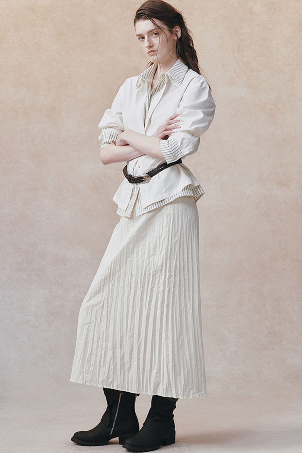 Completo camicia con colletto alla coreana plissettata 3D e gonna