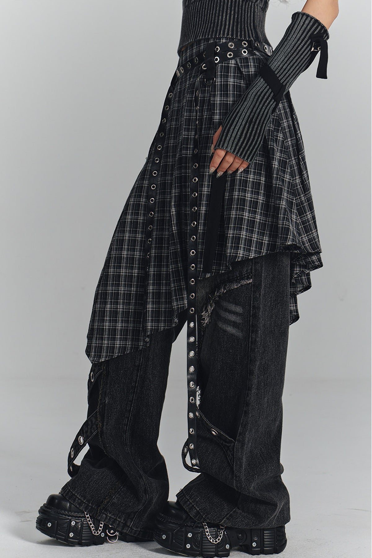 Gewaschene schwarze Jeans mit geradem Bein