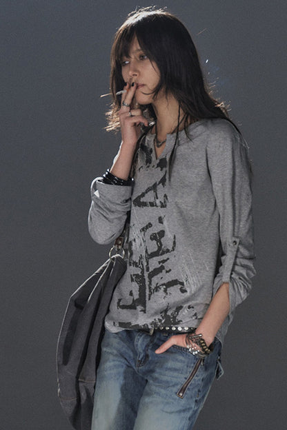 Jeans blu a vita bassa effetto consumato con borchie