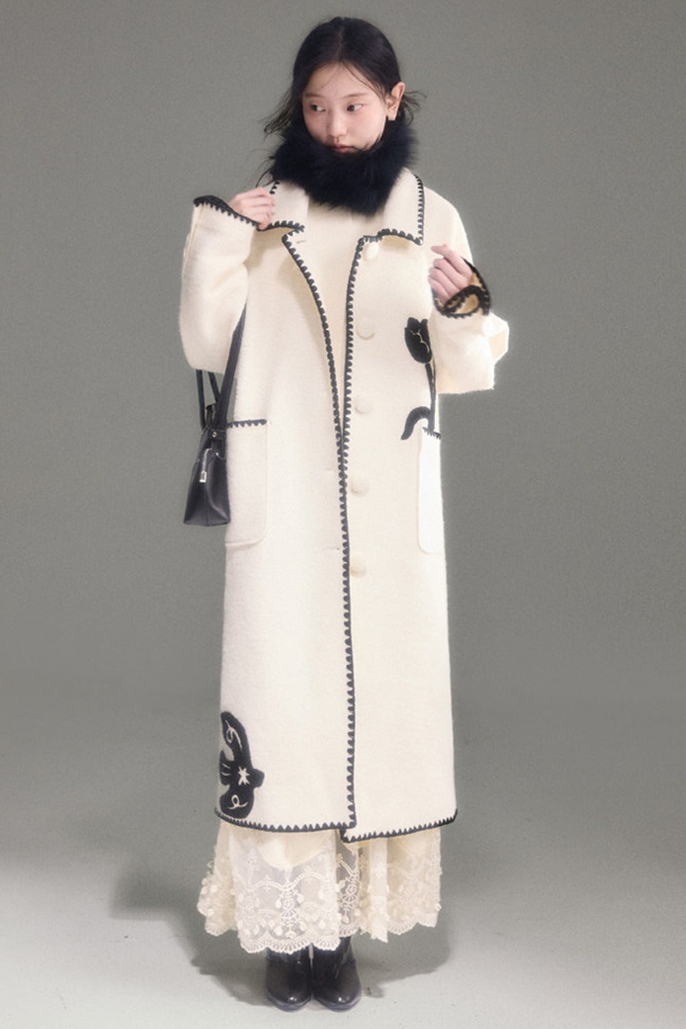 Cappotto lungo in lana ricamato con collo a scialle a tulipano