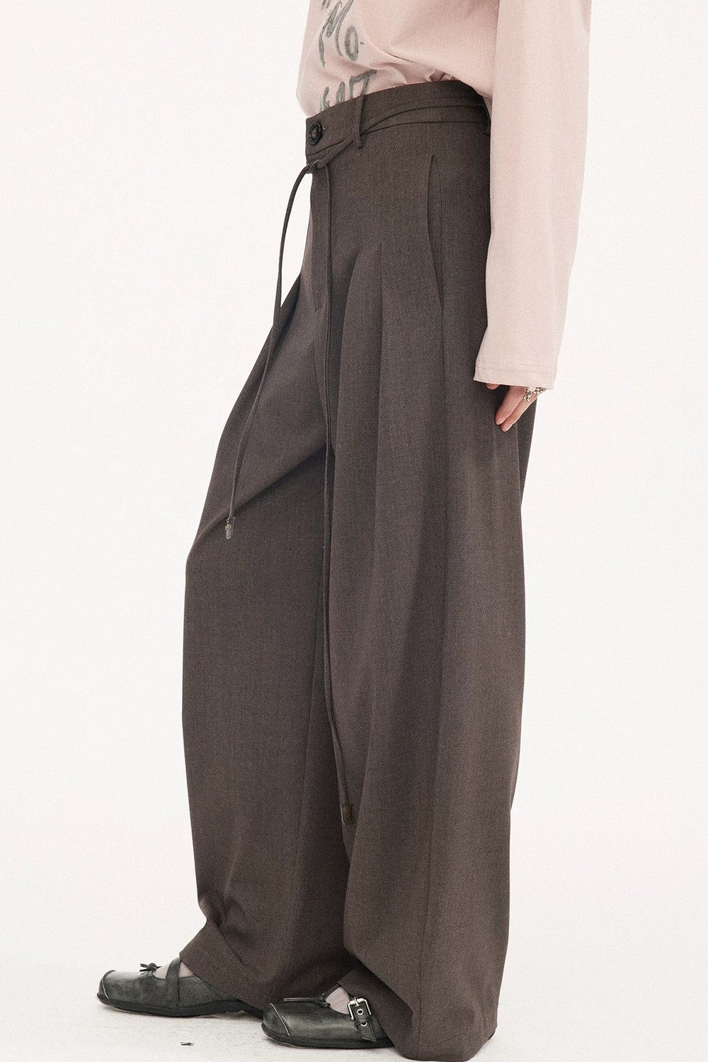 Curved Blade Pleated Wide-Leg Pants