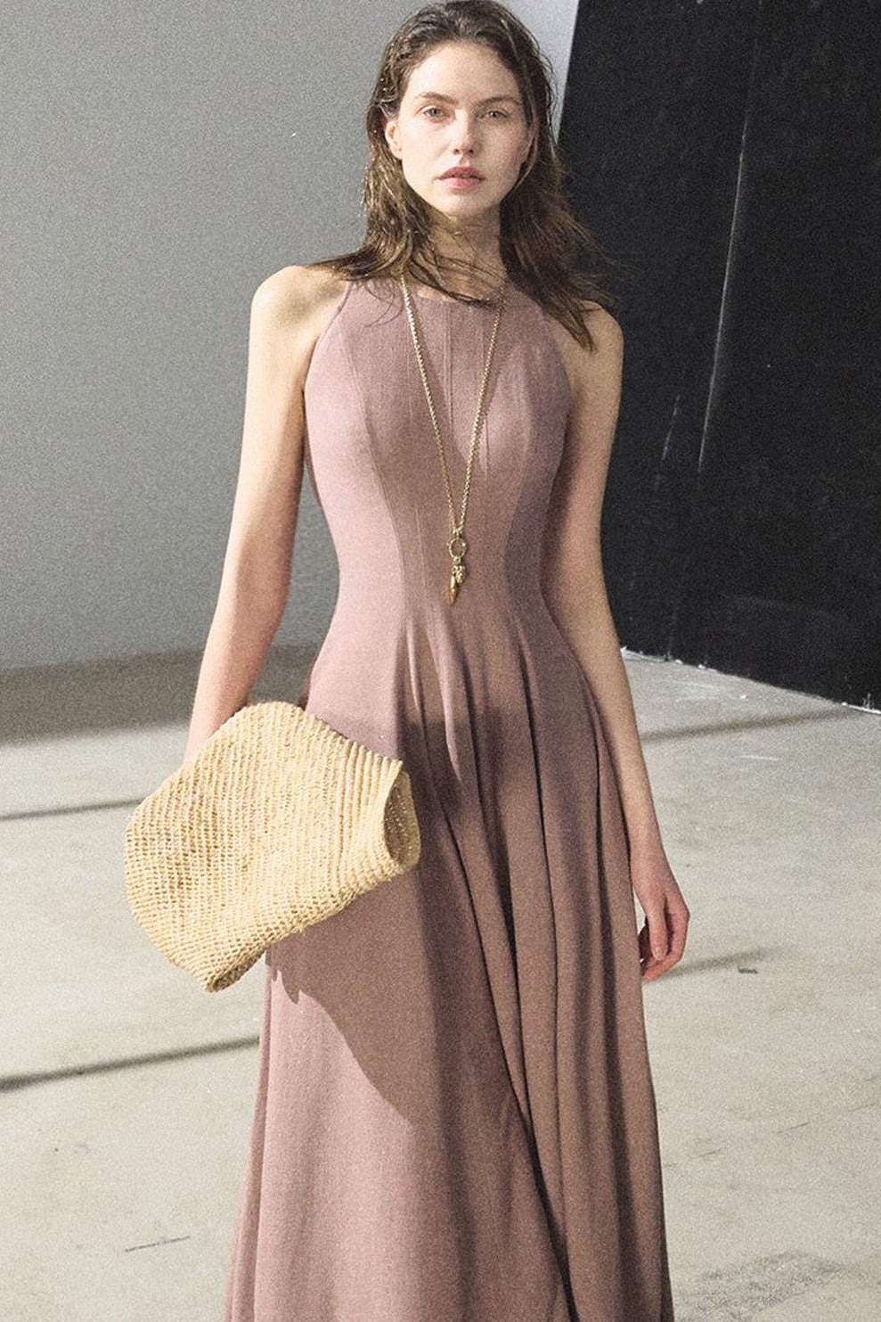 Kleid aus Goldseide und Leinen