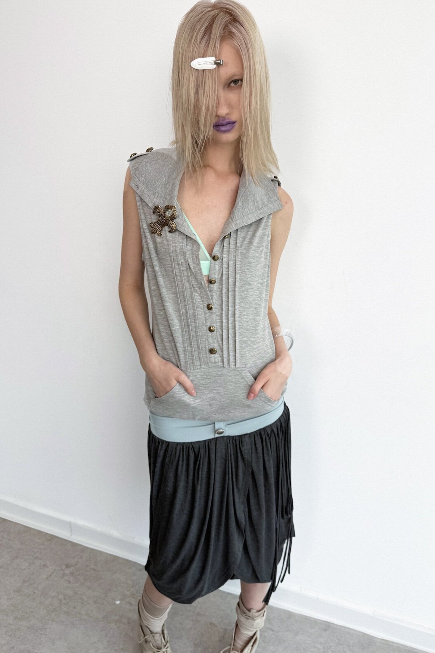 Top smanicato stile felpa con cappuccio con bottoni metallici