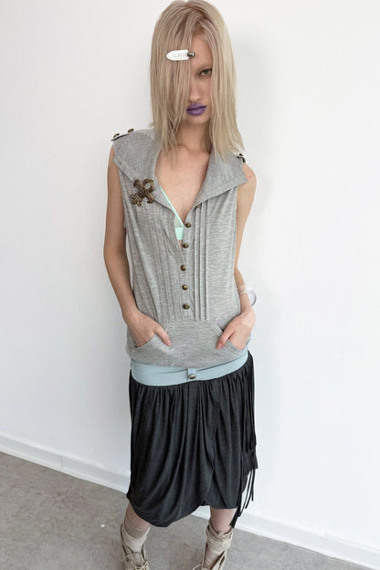 Top smanicato stile felpa con cappuccio con bottoni metallici
