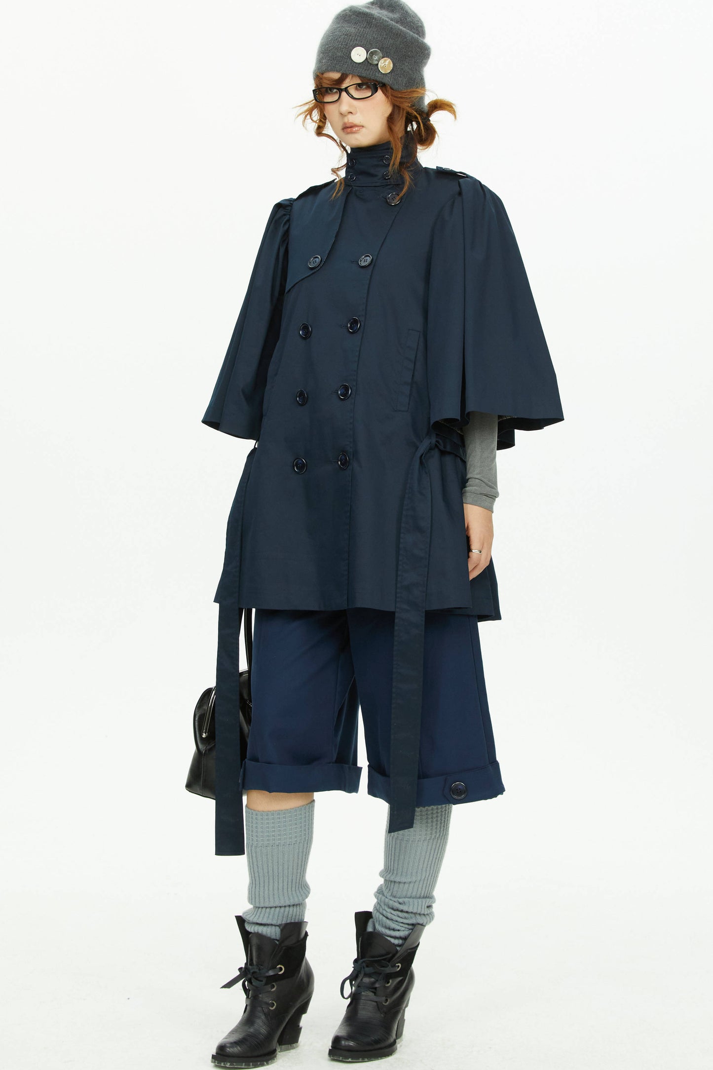 Marineblauer Trenchcoat mit Cape-Ärmeln und zweireihiger Knopfleiste