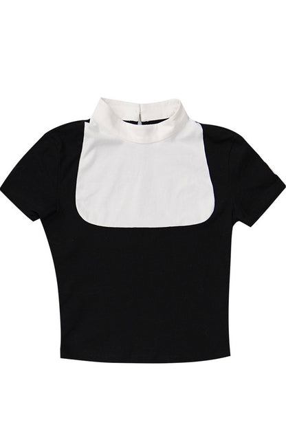 T-shirt bianca e nera a inserti con piuma e croce