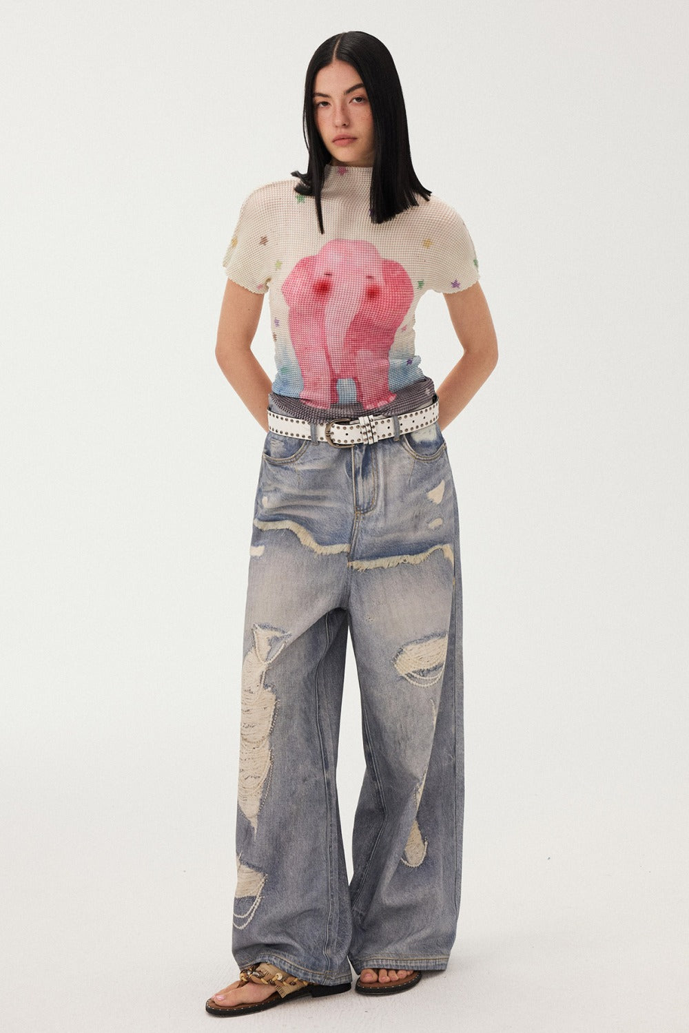 Jeans a gamba larga con stampa effetto strappato e look a strati