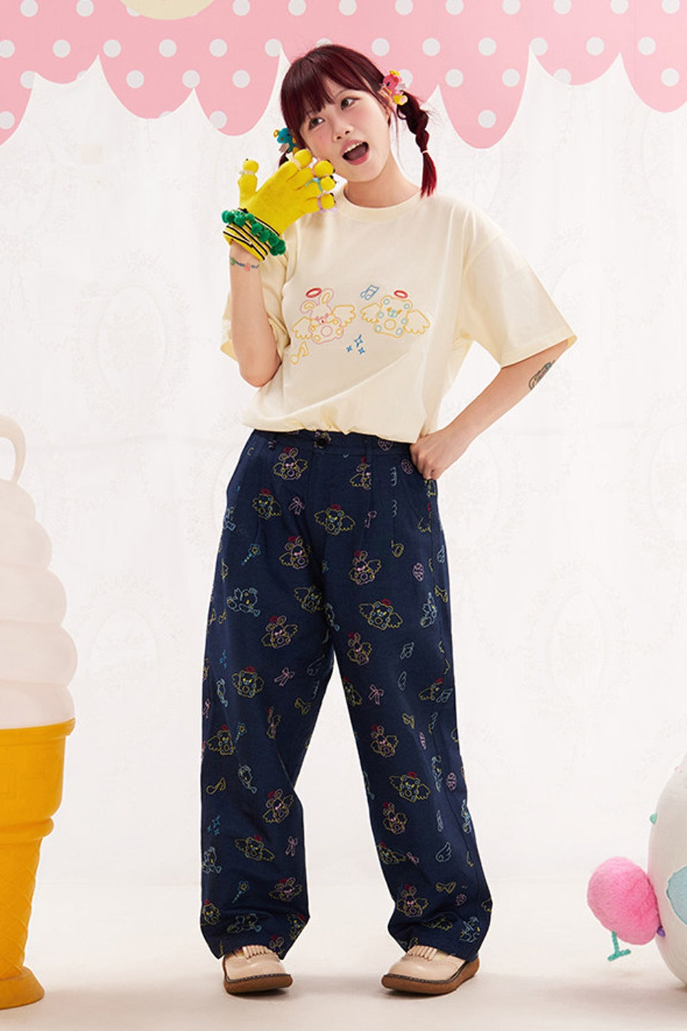 Jeans con ricami importanti di animali e angeli