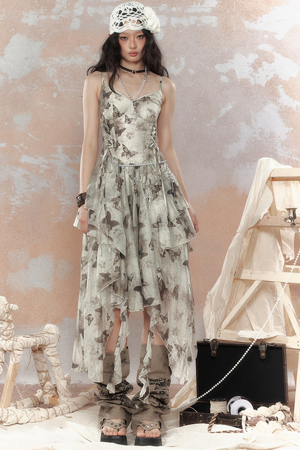 Abito asimmetrico in chiffon con farfalla