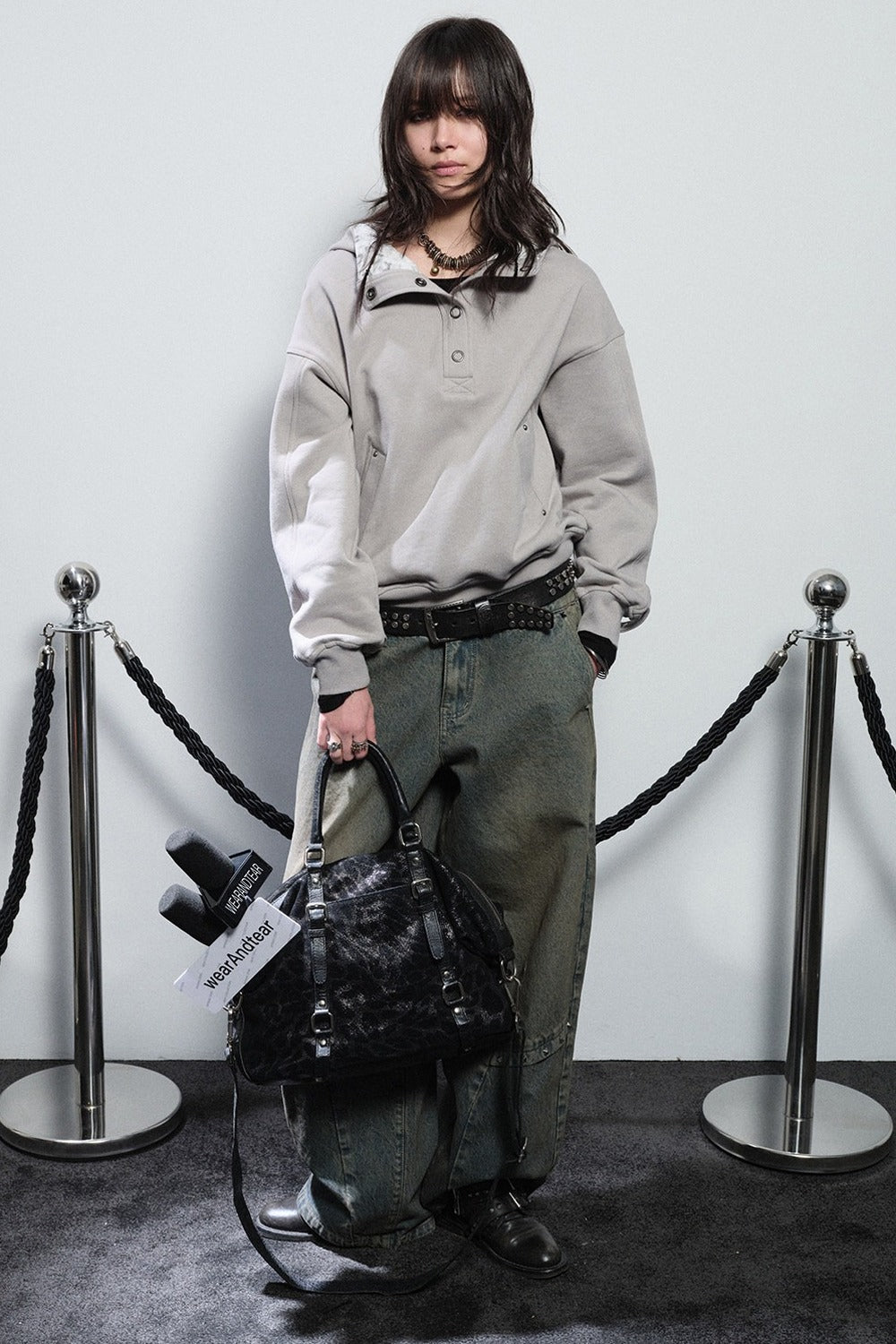 Sweatshirt à capuche imprimé léopard à demi-patte de boutonnage cloutée