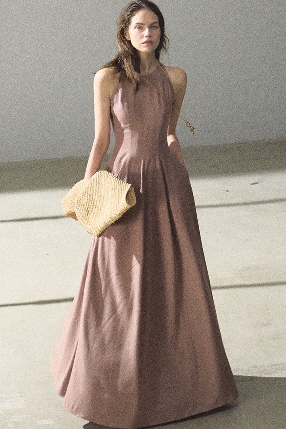 Kleid aus Goldseide und Leinen