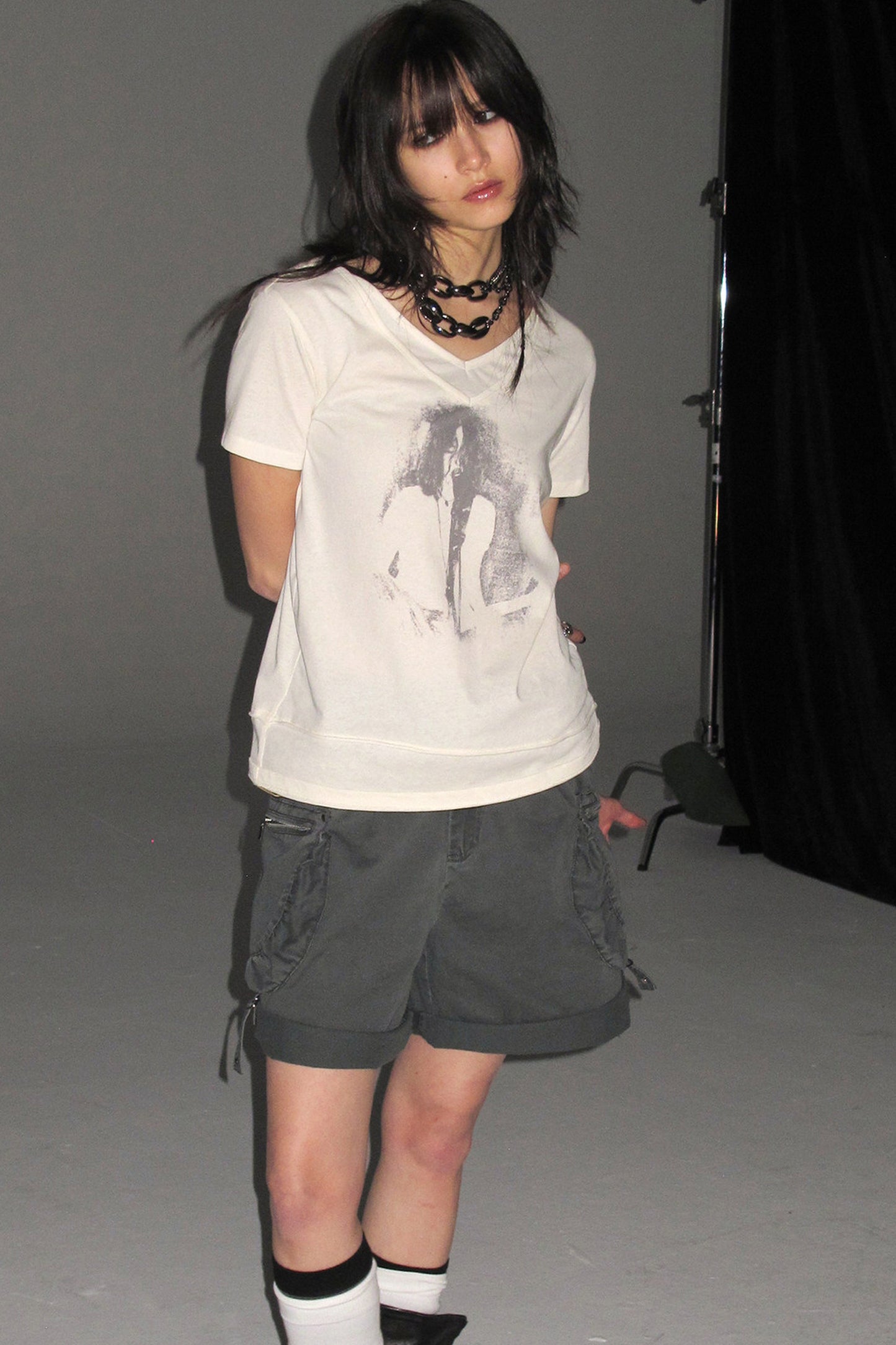 T-shirt a doppio strato con scollo a V, stampa ritratto e orlo sfrangiato