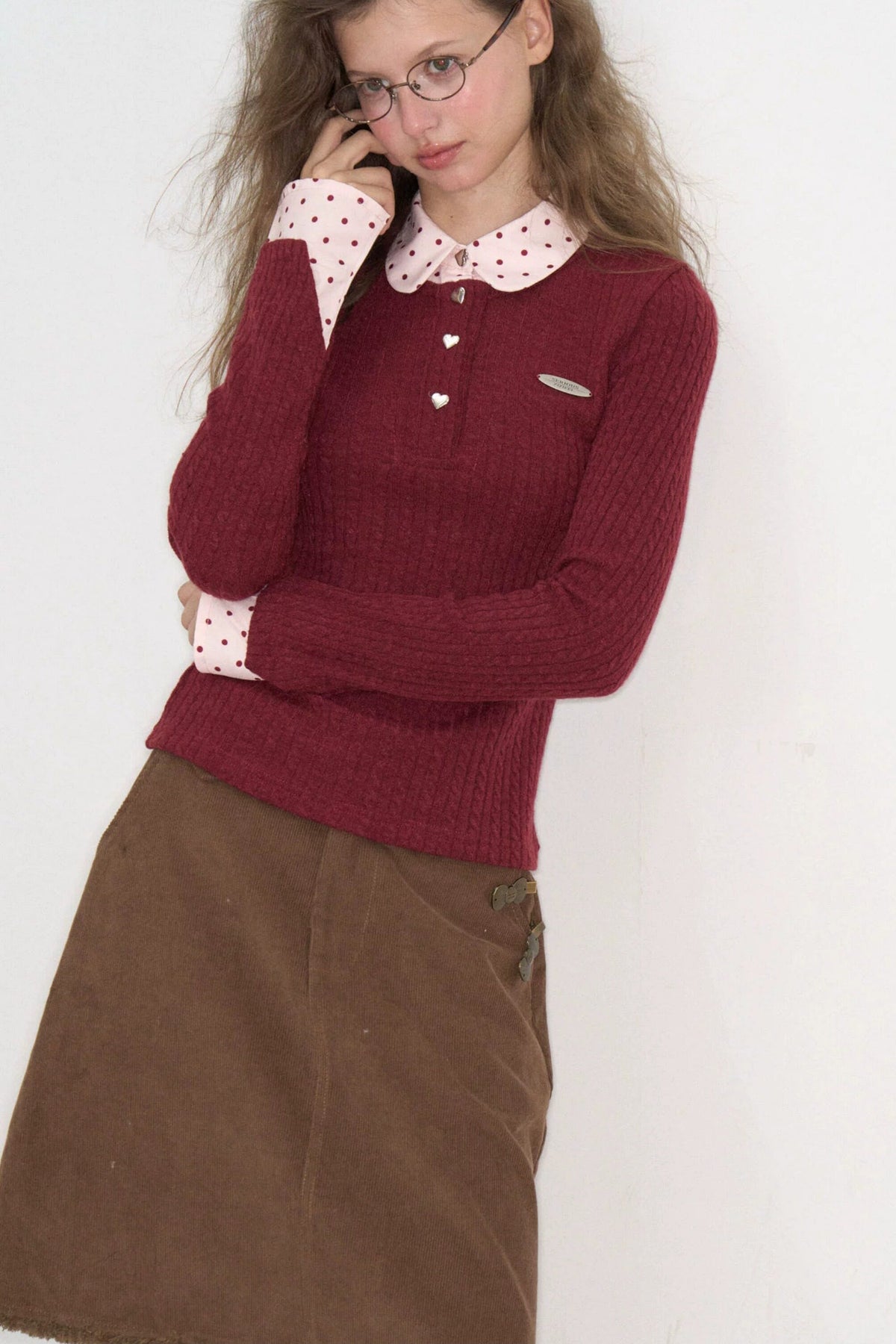 Pull en maille rouge vin à pois multicolores, effet superposé