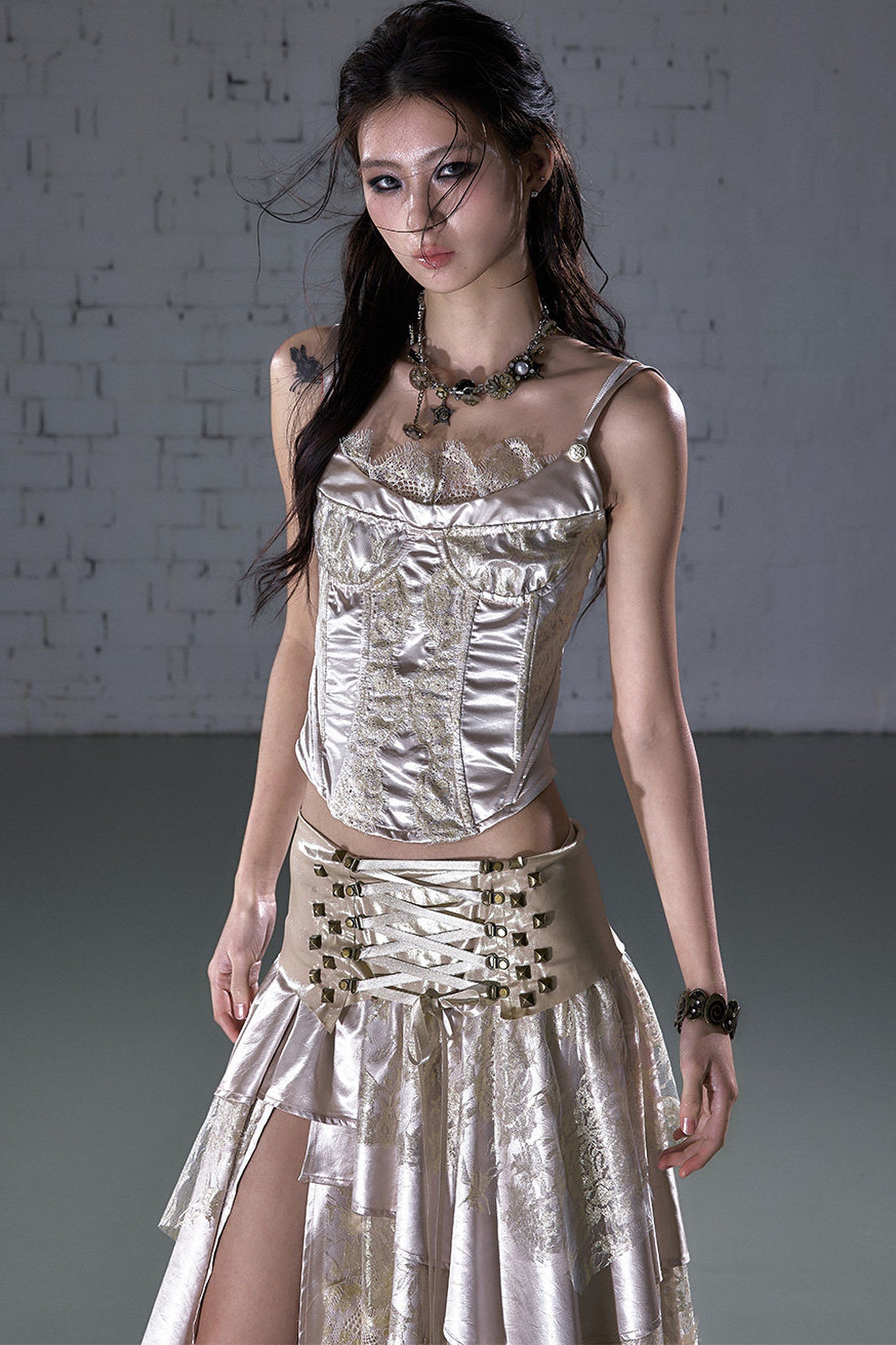 Top corsetto in raso senza spalline con stecche