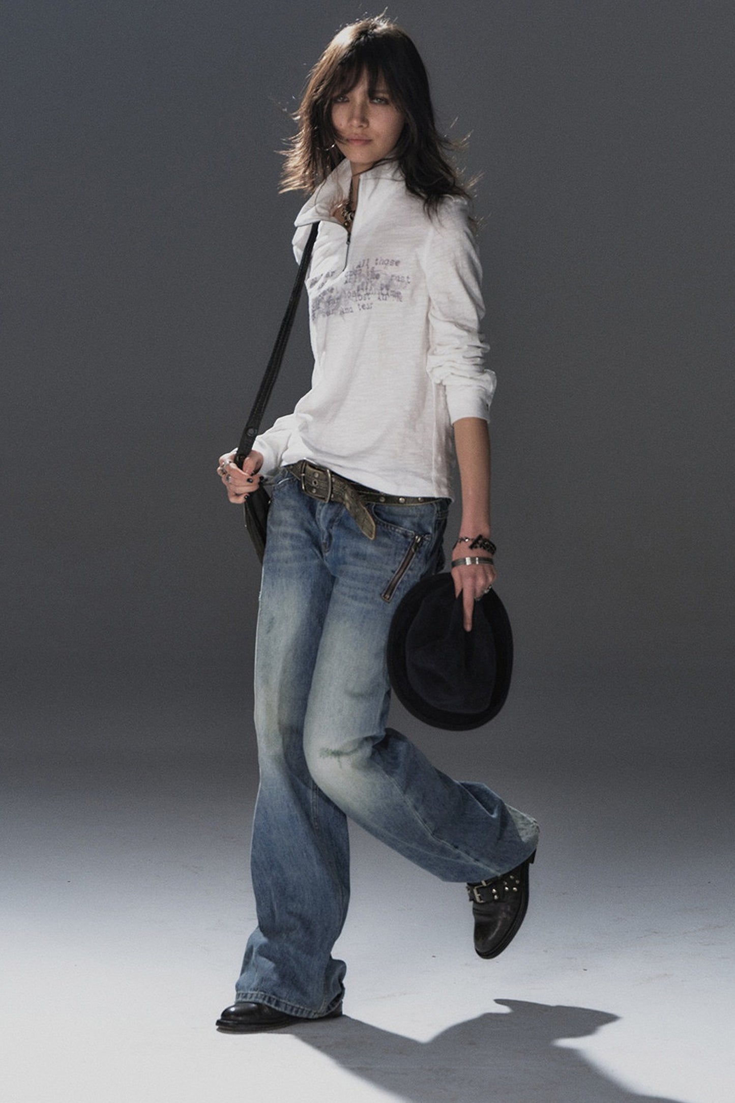Jeans blu a vita bassa effetto consumato con borchie