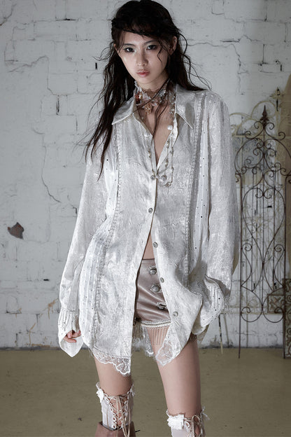 Barocke Satinbluse mit Kettenmuster