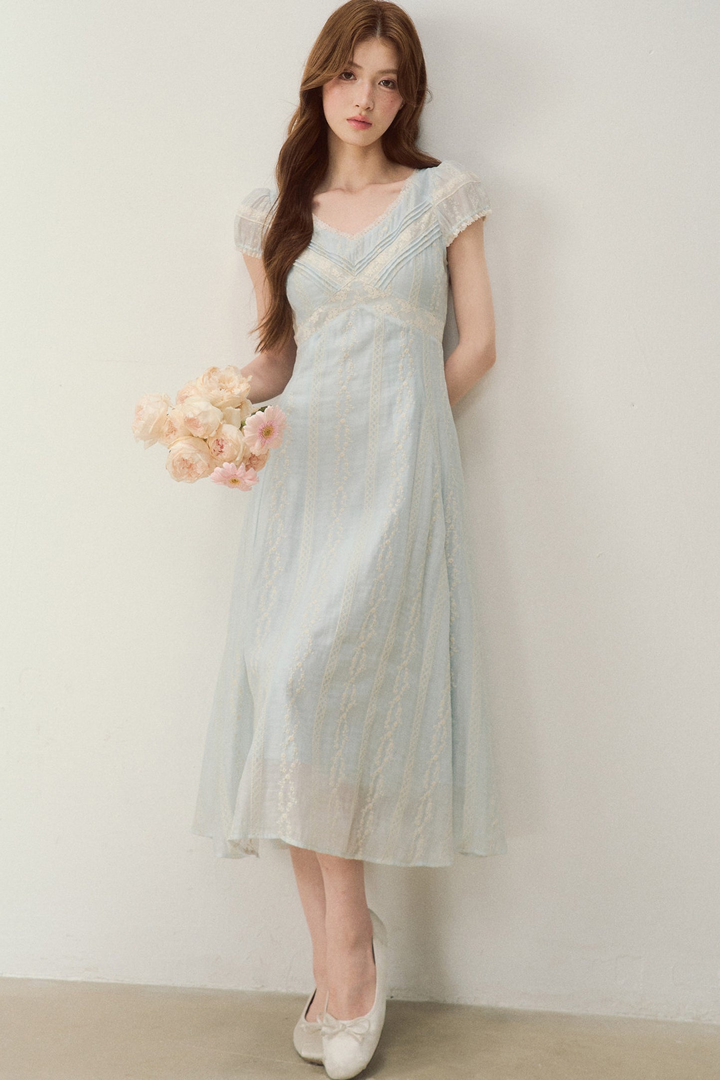 Robe brodée à col V bleu brume