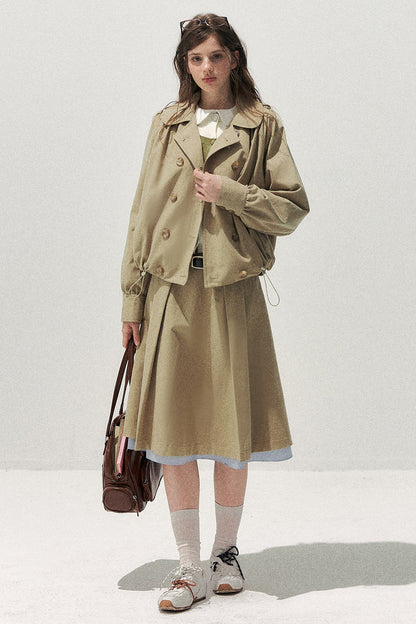 Completo retrò kaki con trench corto con colletto da bambola e gonna