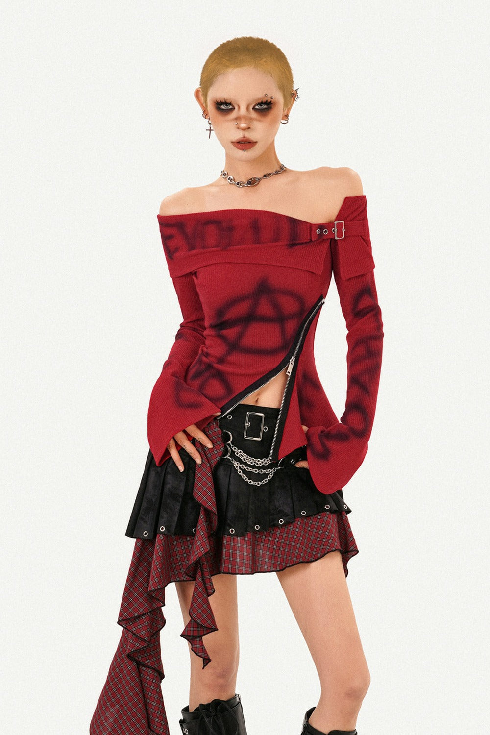 Completo con gonna asimmetrica a quadri con cintura con nappine e top in maglia