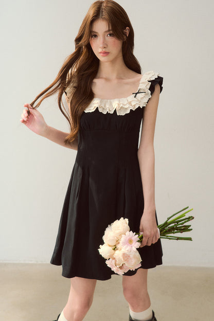 Robe noire à épaules dénudées avec bordure en dentelle au style tendance