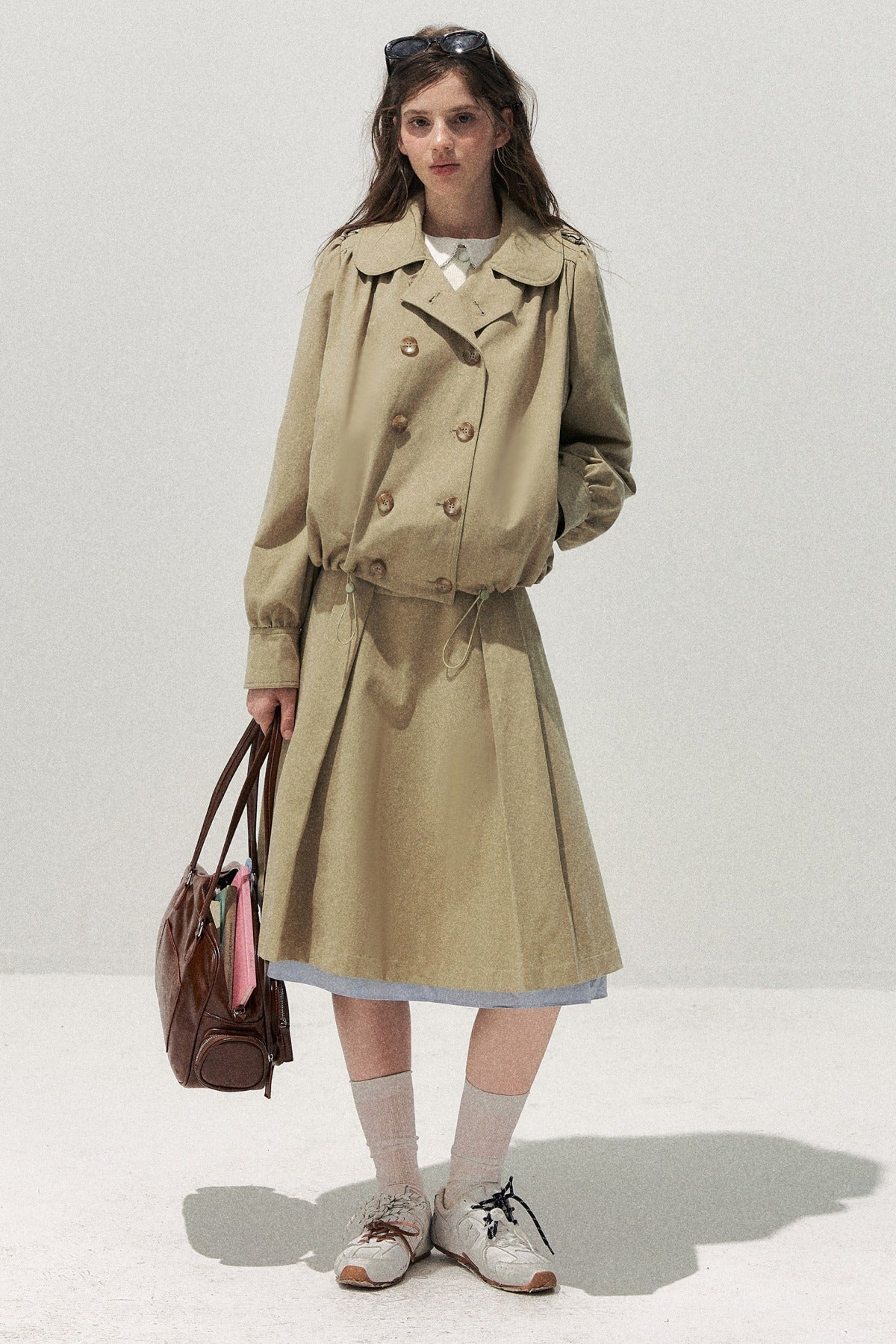 Completo retrò kaki con trench corto con colletto da bambola e gonna