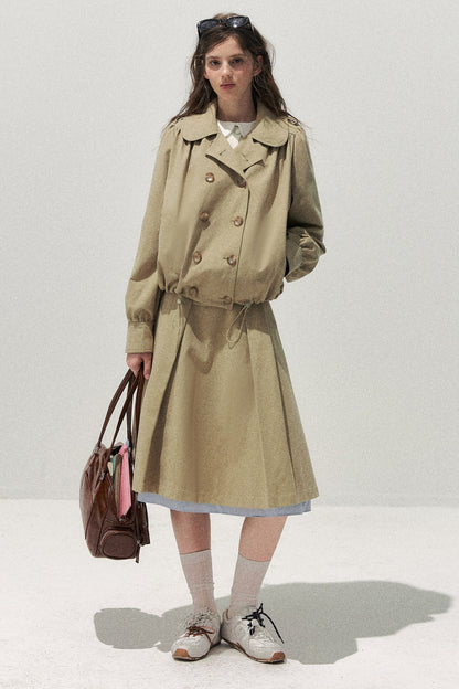 Completo retrò kaki con trench corto con colletto da bambola e gonna