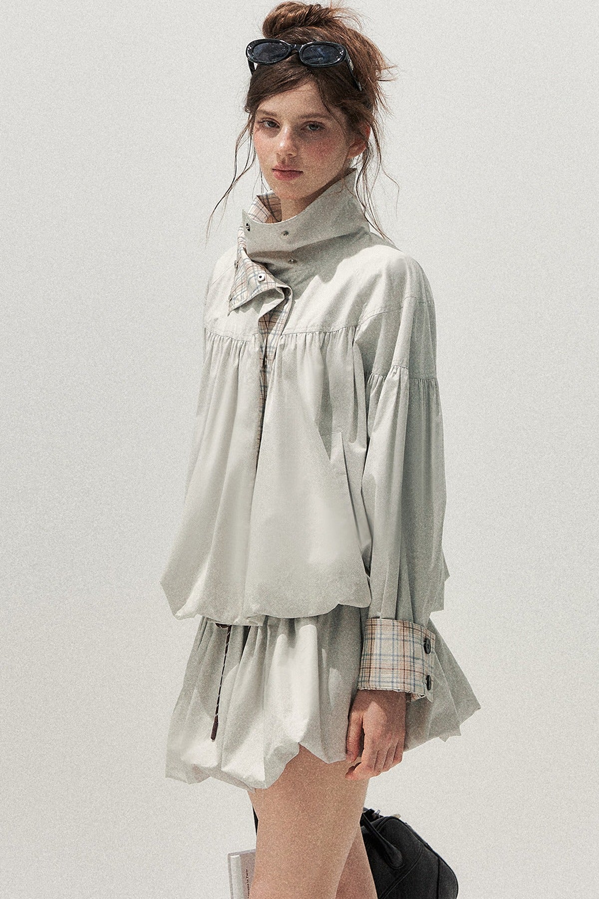 Set trench e gonna scozzese grigio-blu con bottoni decorativi