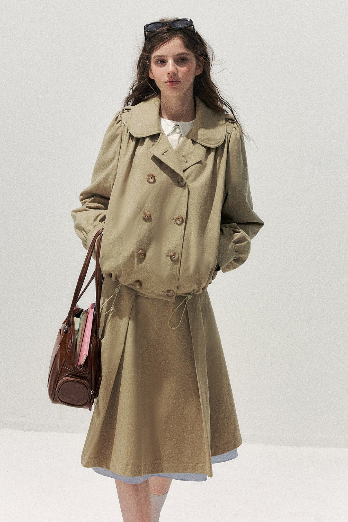 Completo retrò kaki con trench corto con colletto da bambola e gonna
